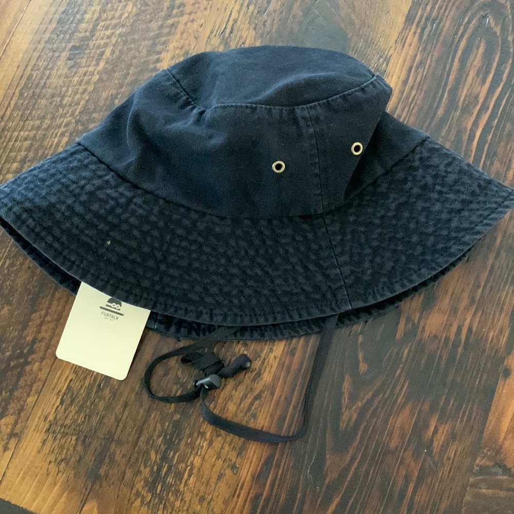 NWT Super cute and trendy bucket hat